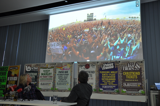 Nova Rock-Veranstalter Ewald Tatar und Bürgermeister Gerhard Zapfl bei der Präsentation. Foto: Prinz