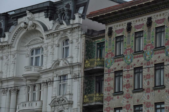 RechtsMajolikahausAusFliesenMitBlumenMotivenFotoPrinzSCHNAPPENat