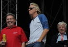 BuergermeisterZapflUndFestivalVeranstalterEwaldTatarBeimAuftrittDerBlasmusikkapelleFotoPrinzSCHNAPPENat