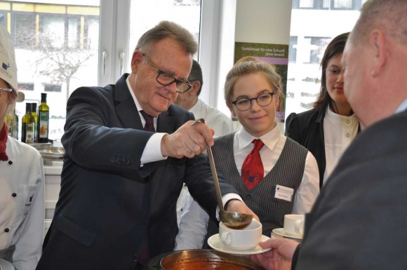 2018LandeshauptmannHansNiesslSchenktSuppeAusFotoPrinzSCHNAPPENat