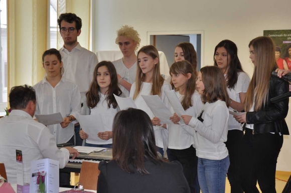ChorDesGymnasiumsWolfgartenInEisenstadtFotoPrinzSCHNAPPENat