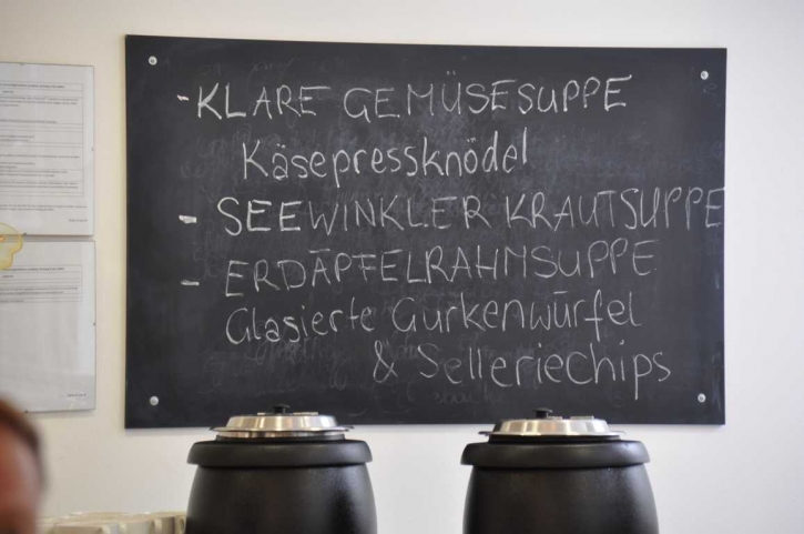 KlareGemuesesuppeKaesepressknoedelSeewinklerKrautsuppeErdaepfelrahmsuppeGlasierteGurkenwuerfelSelleriechipsFotoPrinzSCHNAPPENat