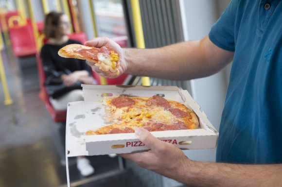 PizzaschnittenVerbotUbahnFotoThomasJantzenWienerLinien