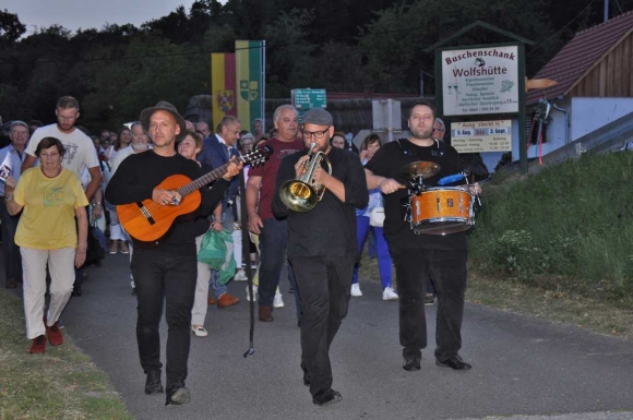 PublikumMarschiertHinterMusikZurNaechstenBuehneFotoPrinzSCHNAPPENat
