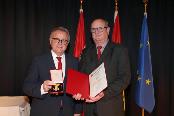 HansNiesslLHUebergibtMagBerndUlrichSzekelyVerdienstkreuzFotoBgldLandesmedienservice