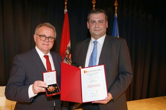 LHHansNiesslUebergibtGrossesEhrenzeichenAnStefanLaimerFotoBgldLandesmedienservice