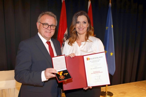 MagBarbaraKarlichEhrenzeichenMitLandeshauptmannHansNiesslFotoBgldLandesmedienservice