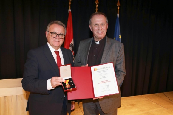 MagZeljkoOdobasicLandshauptmannHansNiesslUebergibtEhrenzeichenFotoBgldLandesmedienservice