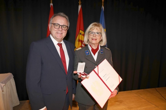 UlrikePirringerBekommtBundesehrenzeichenvonHansNiesslLandeshauptmannFotoBgldLandesmedienservice