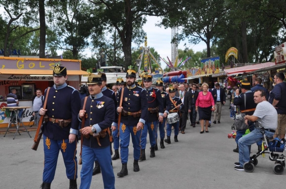 AufmarschBeimGolservolksfest
