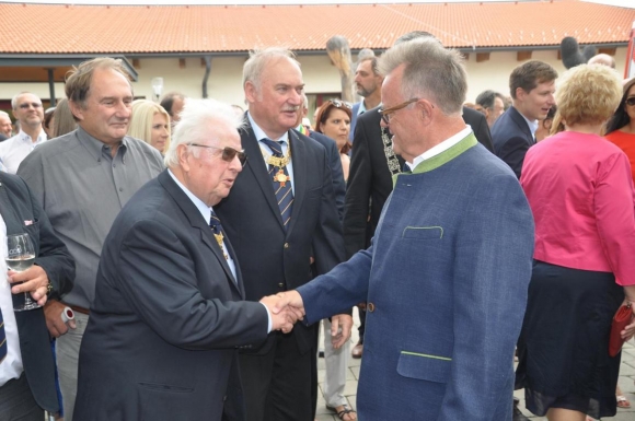 LandeshauptmannHansNiesslBurgenlandBegruesstWeinritterFotoWilhelmBoehm