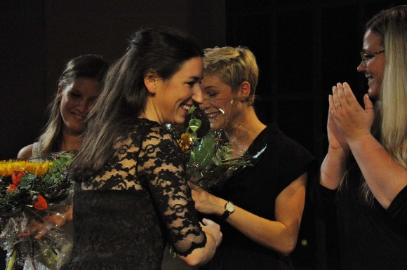 2018RegisseurinJuliaMarieWagnerUeberreichtBlumenFotoPrinzSCHNAPPENat