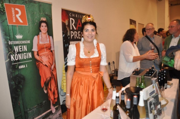 ReichardtOesterreichischeWeinkoeniginFotoWilhelmBoehm