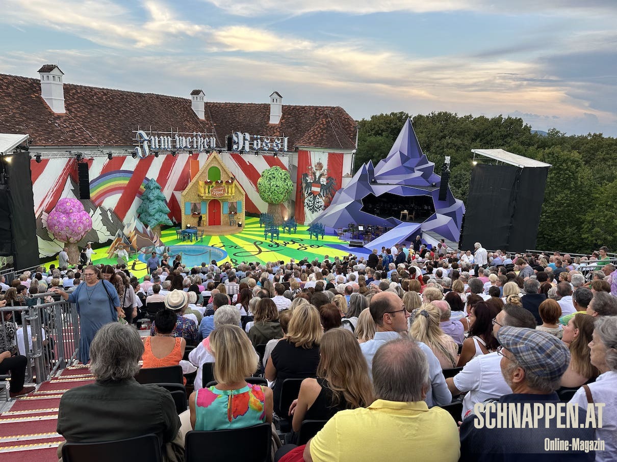 Komplett ausverkauft: "Im weißen Rössl", die Operette auf der Freiluftbühne auf Schloss Tabor. Foto: Prinz, SCHNAPPEN.AT FestspieleSchlossTabor2024FotocPrinzSCHNAPPENat1