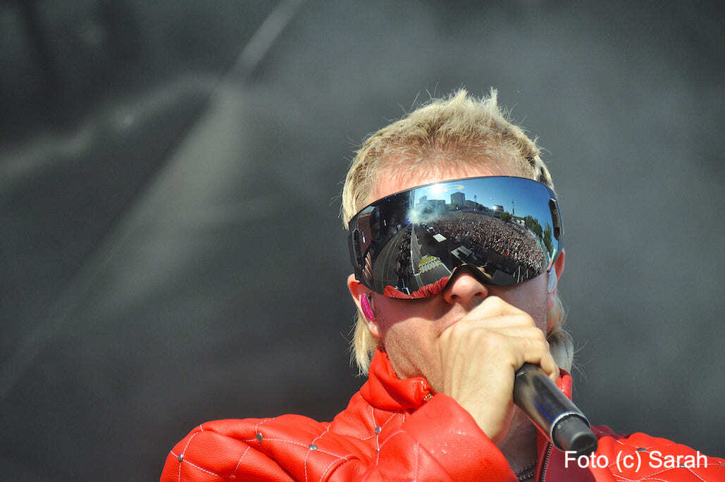 Ski Aggu im roten Rennanzug und mit Skibrille beim Lido Sounds Festival in Linz. Foto (c) Sarah BadmomzjayFotocSarah2