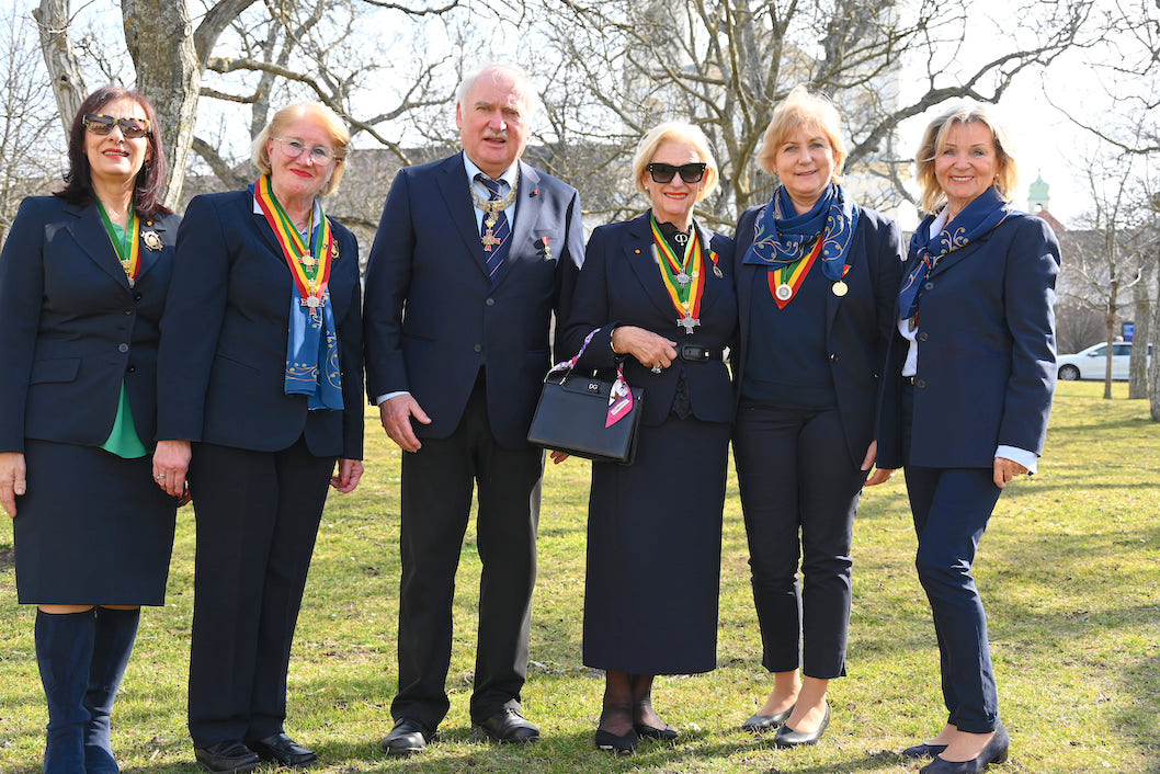 v.l.: Ordensdame Friederike Schmitl, Ordensdame Pauline Giefing, Generalconsul Alfred R. Tombor-Tintera, Ordensdame Gertrude Paul, Weindame Renate Wolff, Dame Johanna Frischmann. WeindamenFotoEhri