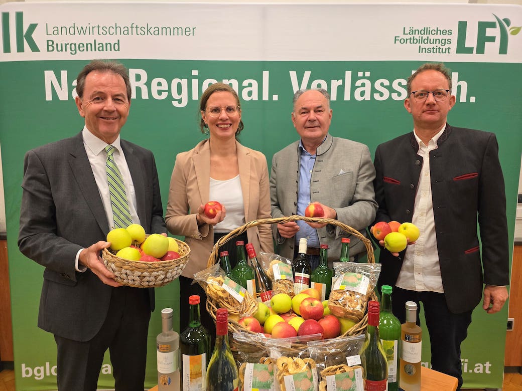 2025TagDesApfelsFotocLKBgldTeschWessely