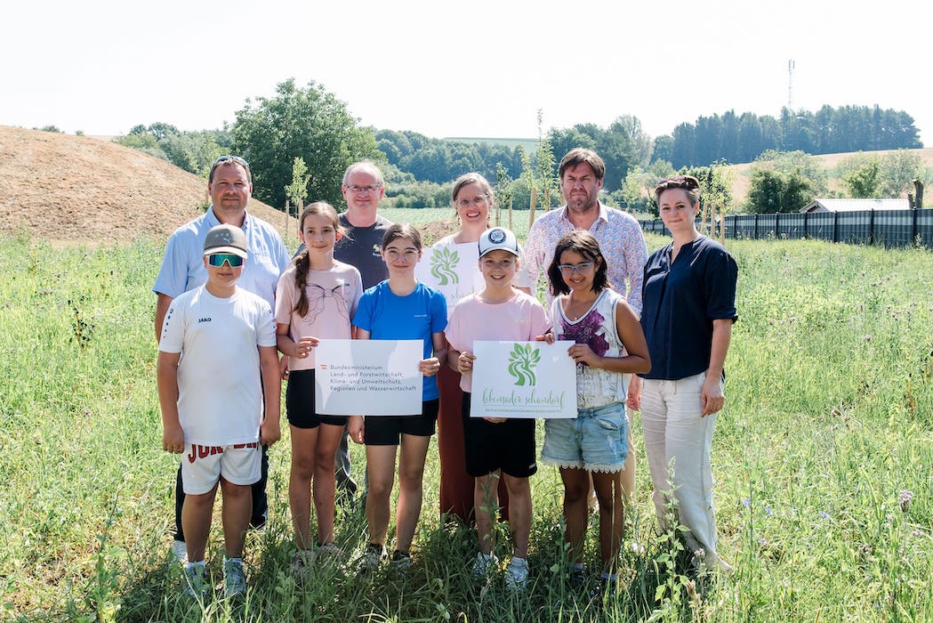 Vizebürgermeister Werner Gabriel, Biologe Klaus Michalek, Landeshauptmann-Stellvertreterin Anja Haider-Wallner, Bürgermeister Bernhard Herics und Projektleiterin Marlene Hrabanek-Bunyai mit SchülerInnen der NMS Großpetersdorf, die bei dem Projekt mitgeholfen haben. Foto: Büro LHStv Haider-Wallner/CaterinaHoffmann LebensaderSchandorfFotoLHStvHaiderWallnerCaterinaHoffmann1