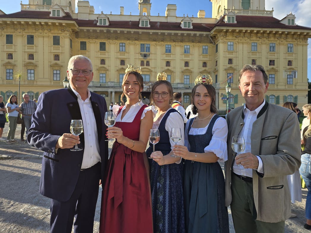 BundesweinkoeniginSteinerWeinprinzessinHummelBerlakovichFotocLKBgldTeschWessely
