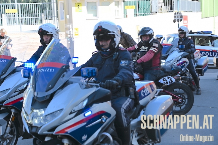 SchlossSpieleIntendantWolfgangBoeckUndPolizistenFotoPrinzSCHNAPPENat