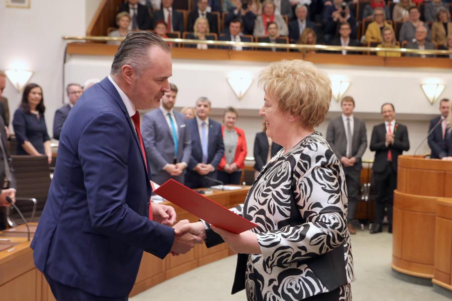 LandtagspraesidentinVerenaDunstUeberreichtHansPeterDoskozilDekretFotoBgldLandesmedienservice