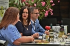 LandeshauptmannStellvertreterinAstridEisenkopfBeimHeurigenFotoPrinzSCHNAPPENat