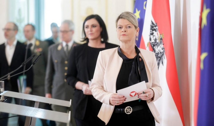 VerteidigungsministerinKlaudiaTannerUeberBundesheereinsatzFotoBKAAndyWenzel