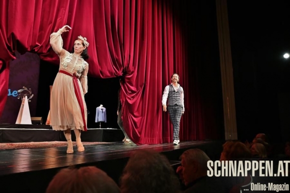 AdrianaZartlUndJulianLoidlAlsScheitermannsFotoPrinzSCHNAPPENat