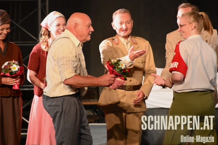 BlumenuebergabeSchlossspieleKobersdorfFotoPrinzSCHNAPPENat