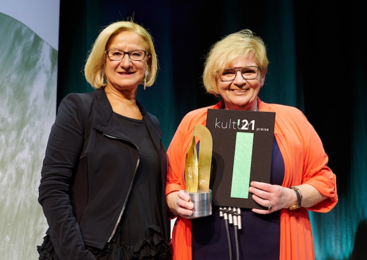 IngeborgHauserMitLandeshauptfrauMiklLeitnerFotoNLKPfeiffer