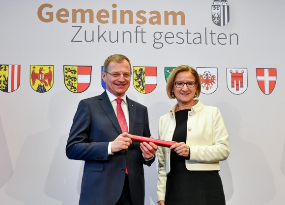 JohannaMiklLeitnerUebergibtAnThomasStelzerFotoNLKBurchhart