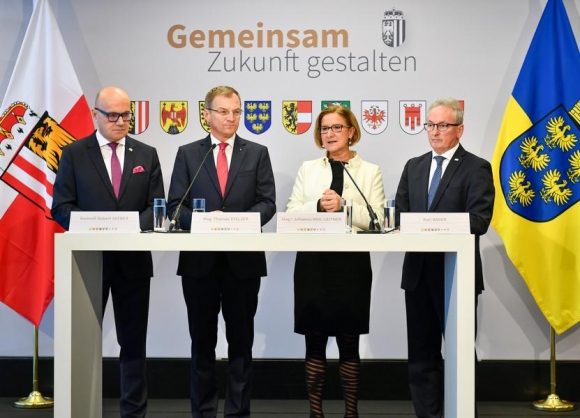LandeshauptleutekonferenzVorsitzuebergabeFotoNLKBurchhart