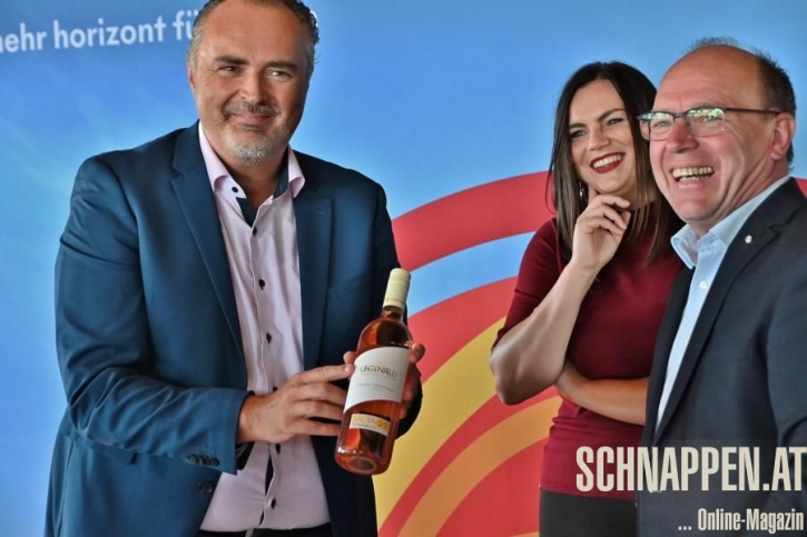 SonnenlogoMarkeBurgenlandAufWeinflascheFotoPrinzSCHNAPPENat