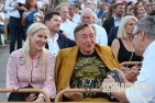 RichardLugnerMitBegleiterinBeiDenSeefestspielenFotoPrinzSCHNAPPENat