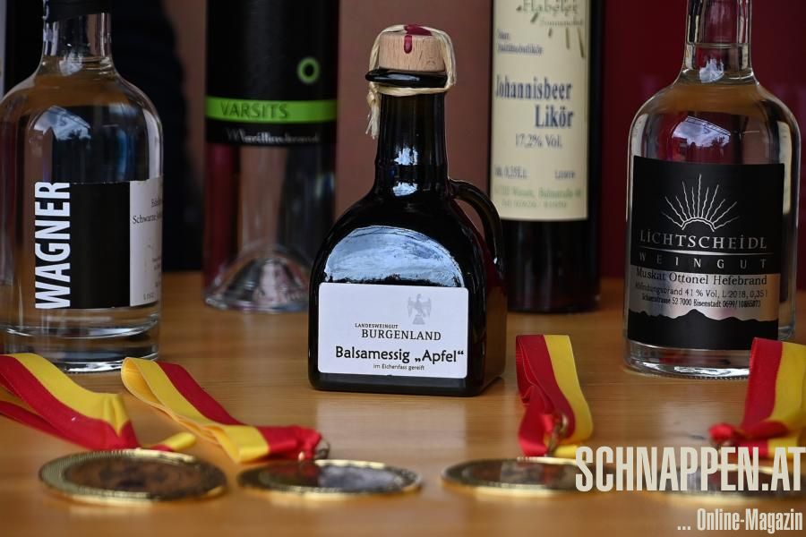 SiegerprodukteSaefteObstLikoerEssigBraendeFotoPrinzSCHNAPPENat