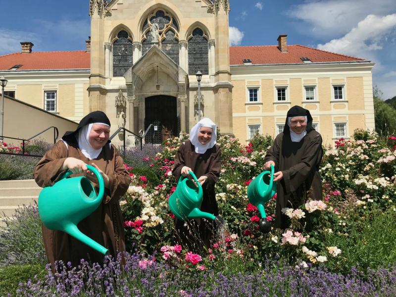 SchwesternKarmelMayerlingBeiDerGartenarbeitFotoJPChavanne