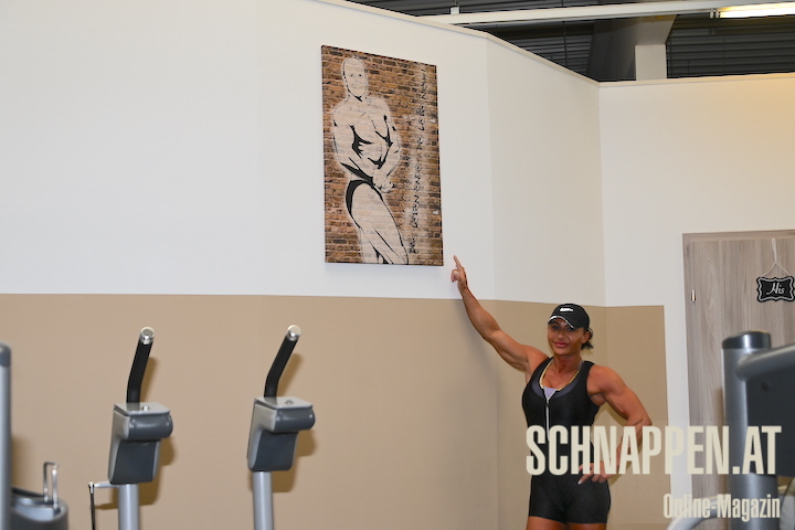 Sonja vor dem Bild ihres verstorbenen Bruders: "Das Leben endet, die Liebe nicht." Foto: Prinz, SCHNAPPEN.AT SonjaMockVorDemBildIhresVerstorbenenBrudersWalterFotoPrinzSCHNAPPENat