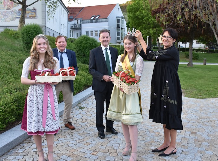 ErdbeerkoeniginWiesen2021FotoHettlingerLKBurgenland