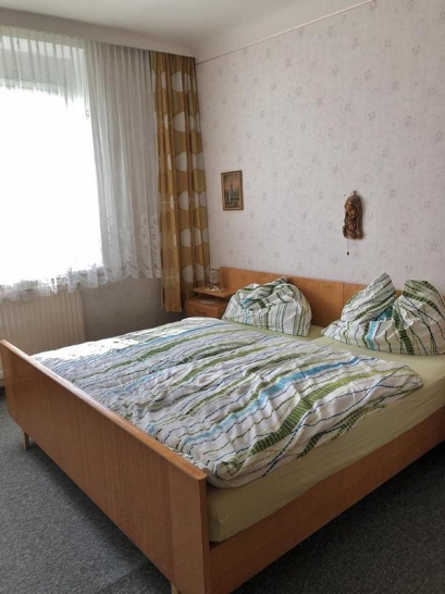 SchlafzimmerMoebliertMitGrossemNeuenFensterFotoPrinzSCHNAPPENat