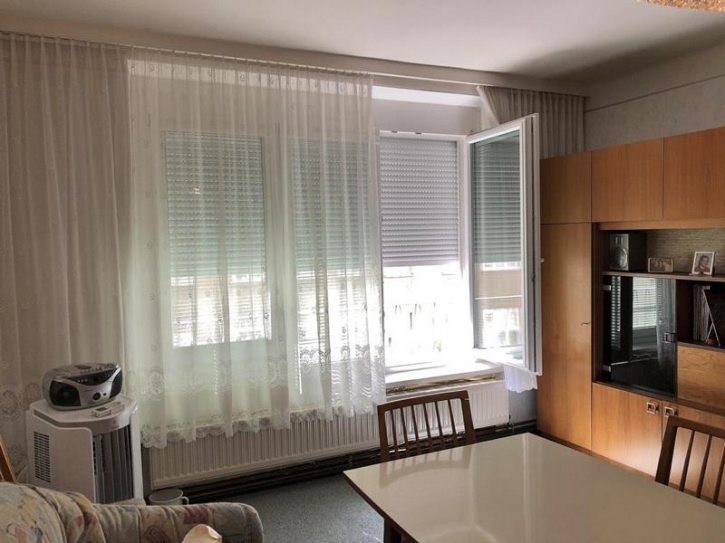 Zimmer20m2MitNeuenFensternAussenjalousienUndKlimaanlageFotoPrinzSCHNAPPENat