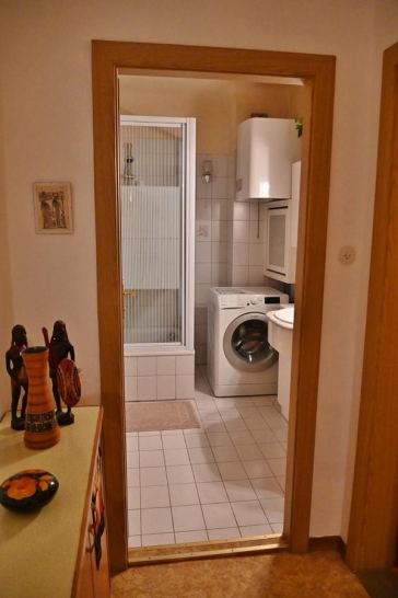 BadezimmerInWeissMitDuscheFotoPrinzSCHNAPPENat
