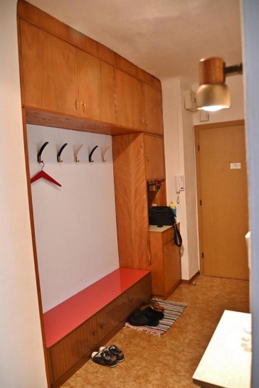 VorraumMitEinbauSchrankUndGarderobe70erJahrStilFotoPrinzSCHNAPPENat