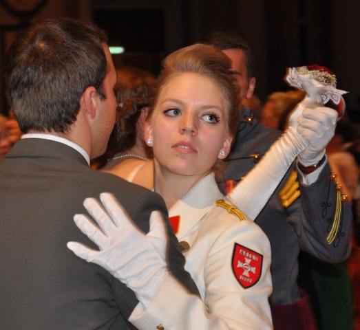 Offiziersanwärter der Theresianischen Militärakademie eröffnen den Burgball in Wr. Neustadt