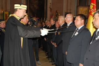 Ordensprotektor Karl von Habsburg (li.) und Konsu Alfred Rakoczi Tombor Tintera erhoben zahlreiche Eidgenossen in den Ritterstand Weinritter Ritterstand