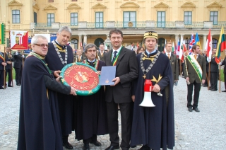 Vor dem Schloss wurde der Blaufränkisch - Wein - Turniersieger 2012 - Georg Wieder (2.v.re) aus Neckenmarkt geehrt.